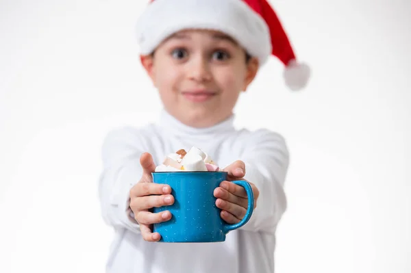 Der Junge Mit Dem Roten Weihnachtsmann Hut Lächelt Und Zeigt — Stockfoto