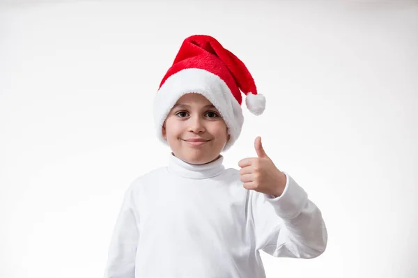 Ragazzo Con Cappello Rosso Babbo Natale Sorride Mostra Pollice Concetto Foto Stock Royalty Free