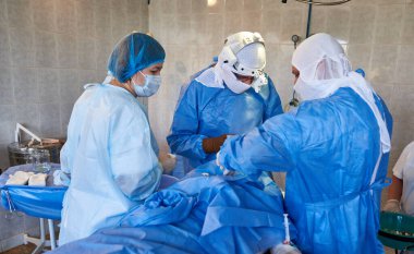 Ameliyat mı? Hastanın bacaklarının görüntüsü. Cerrahi ekip iş başında..