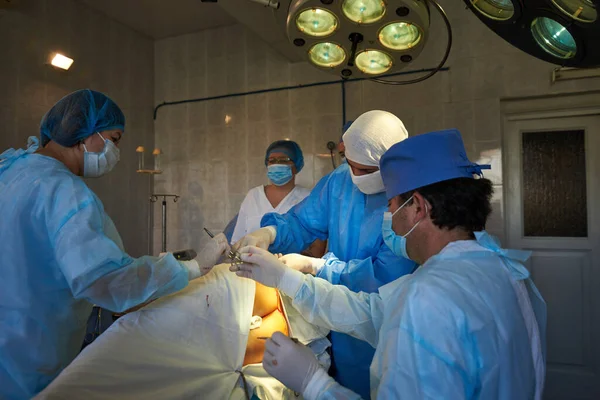 Operation Krankenschwester Übergibt Dem Chirurgen Den Nadelhalter Medizinische Intervention — Stockfoto