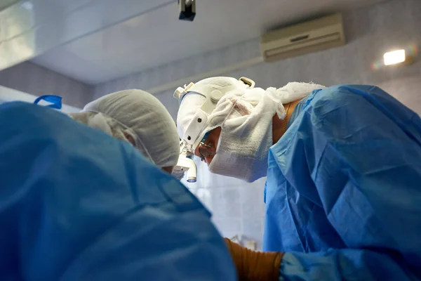 Operation Ein Chirurg Scheinwerferlicht Blauer Uniform Führt Eine Operation Durch — Stockfoto
