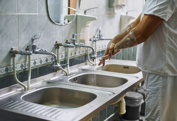 Der Chirurg Weißer Uniform Reinigt Seine Hände Mit Seifenwasser Handbehandlung — Stockfoto