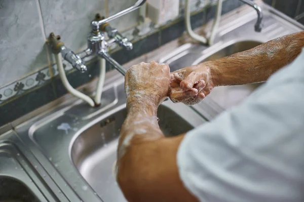Chirurg Bílé Uniformě Důkladně Umývá Ruce Ruční Léčba Před Operací — Stock fotografie