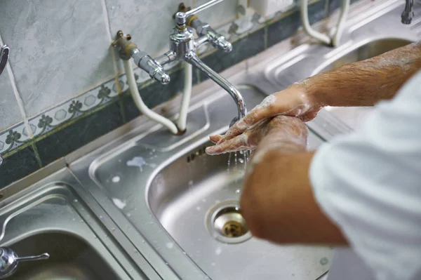 Chirurgien Uniforme Blanc Lave Soigneusement Les Mains Vue Haut Traitement — Photo