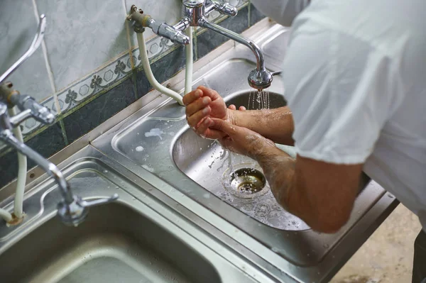 Χειρουργός Λευκή Στολή Ξεπλένει Σαπούνι Από Χέρια Του Νερό Θεραπεία — Φωτογραφία Αρχείου