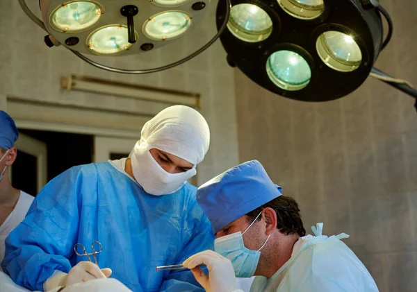 Operation Seitenansicht Des Operierenden Chirurgen Neben Seinem Assistenten Große Suchscheinwerfer — Stockfoto