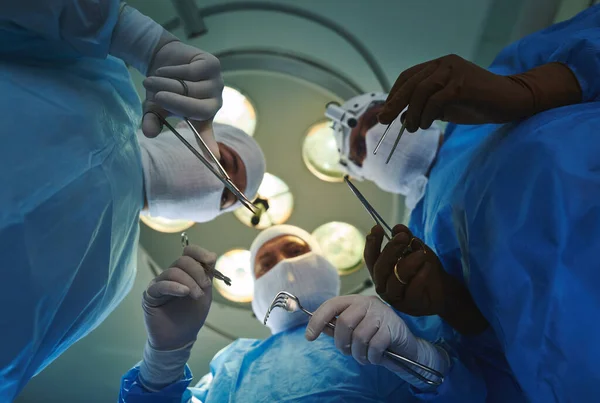 Cerrahi Bir Operasyon Sırasında Hastanın Gözlerinden Bakın Ellerinde Çeşitli Aletlerle — Stok fotoğraf