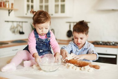 Oğlan ve kız un içinde kirlenmiş.