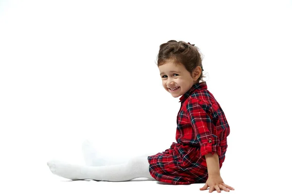 Retrato Isolado Criança Branco Uma Menina Vestido Vermelho Olha Para — Fotografia de Stock