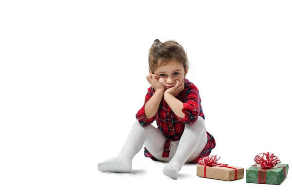 Retrato Isolado Criança Branco Uma Menina Vestido Vermelho Senta Com — Fotografia de Stock