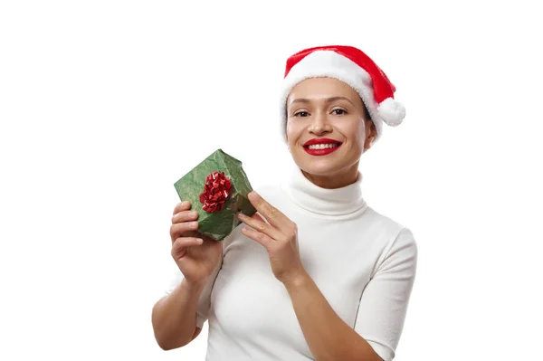 Retrato Isolado Mulher Chapéu Pai Natal Sorri Segura Presente Suas — Fotografia de Stock