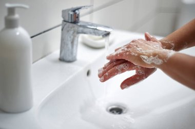 Sabunla ovalayarak ellerini yıkıyorsun. Viral ve bakteriyel enfeksiyonların önlenmesi. Koronavirüs salgınıyla mücadele. Kapat..