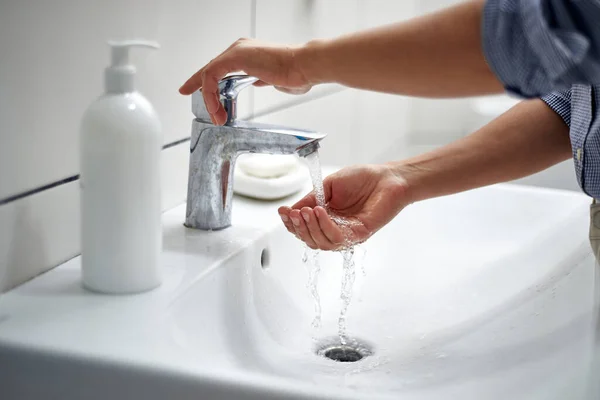 Hände Waschen Badezimmer Mit Wasser Prävention Von Viralen Und Bakteriellen — Stockfoto