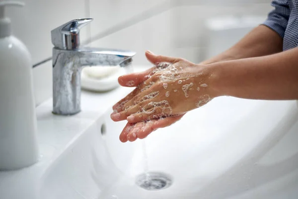 Πλένει Χέρια Τρίβοντας Τις Παλάμες Σαπούνι Πρόληψη Των Ιογενών Και — Φωτογραφία Αρχείου