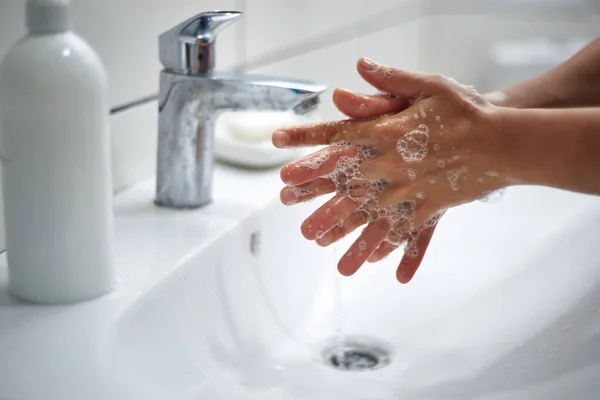 Hände Waschen Indem Man Sich Zwischen Den Fingern Mit Seife — Stockfoto