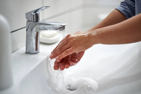 Πλένει Χέρι Ξεπλένοντας Σαπούνι Νερό Πρόληψη Των Ιογενών Και Βακτηριακών — Φωτογραφία Αρχείου