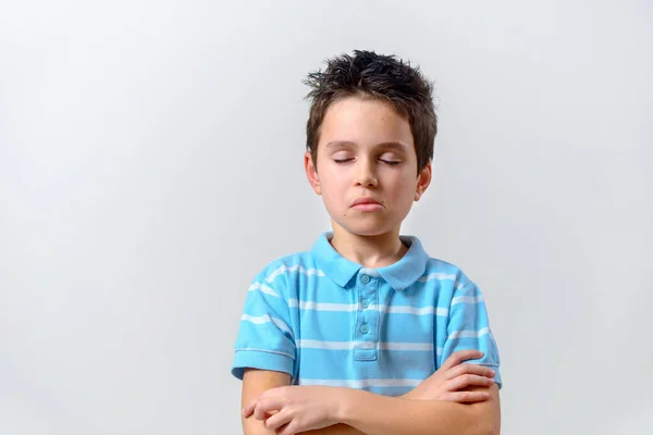 Garçon Dans Bleu Shirt Plié Ses Mains Sur Boue Fermé — Photo