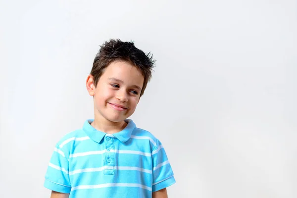 Chico Con Una Camiseta Azul Sonríe Sonriente Mira Cámara — Foto de Stock