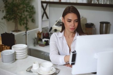 Bilgisayarda çalışan tatlı bir kadın.