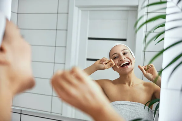 Die Junge Frau Die Zähne Putzt Während Sie Sich Selbst — Stockfoto