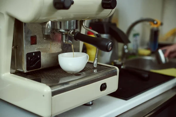 Espressomaschine Mit Frischem Kaffee — Stockfoto