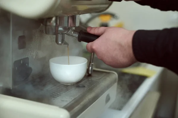 Espresso Brauen Dampfender Kaffeemaschine — Stockfoto