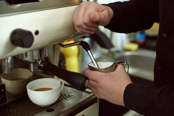 Prozess Des Schlagens Von Milch Einer Kaffeemaschine — Stockfoto