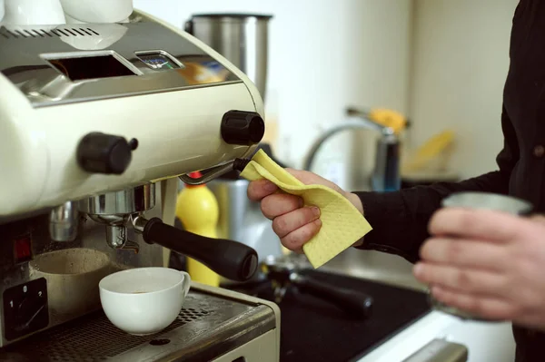 Barista Wischt Übrig Gebliebene Milchtropfen Auf Kaffeemaschine Weg — Stockfoto