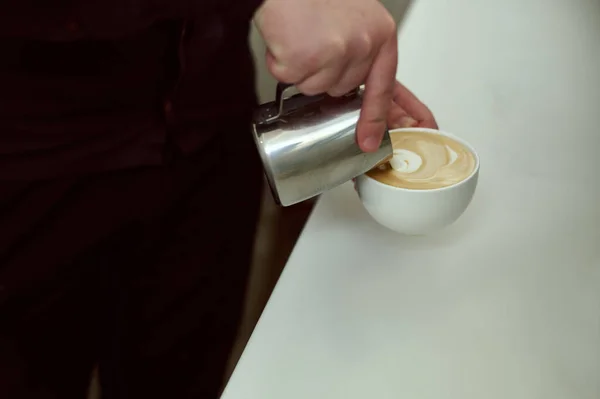 Barista Macht Latte Kaffee Und Milch Fokus — Stockfoto