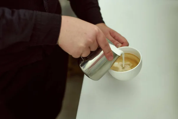 Hände Von Baristas Gießen Milch Eine Tasse Kaffee — Stockfoto