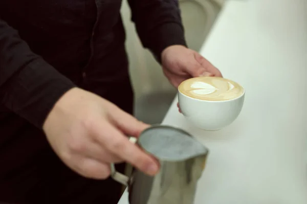 Großaufnahme Der Hände Von Baristas Die Der Einen Hand Eine — Stockfoto