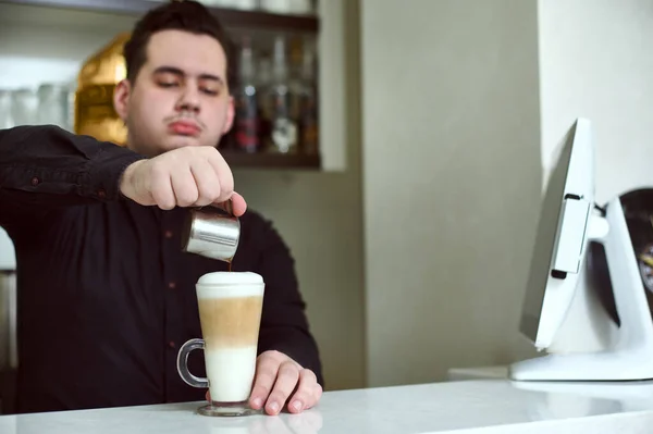 Barista Schenkt Koffie Een Glas Met Een Latte — Stockfoto