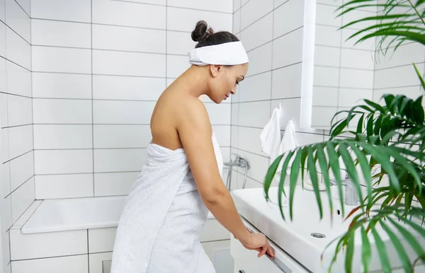 Portrait Woman Beautiful White Bathroom — Stock fotografie