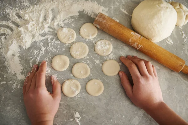 Formes Rondes Pâte Rouleau Pâtisserie Dans Table Farinée Cuisine Focus — Photo