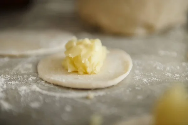 Förbereda Dumplings Med Potatis Grå Bakgrund Varenyky Ukransk Traditionell Maträtt — Stockfoto