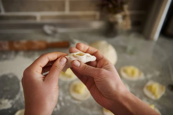 Uma Mulher Que Faz Bolinhos Tradicionais Vareniki Ravioli Fechar — Fotografia de Stock