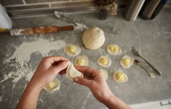 Matlagning Köket Vackra Dumplings Med Potatis Närbild — Stockfoto