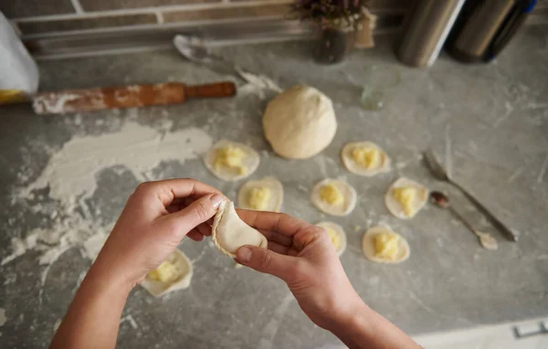 Gotowanie Kuchni Pięknych Pierogów Ziemniakami Zamknij Się — Zdjęcie stockowe