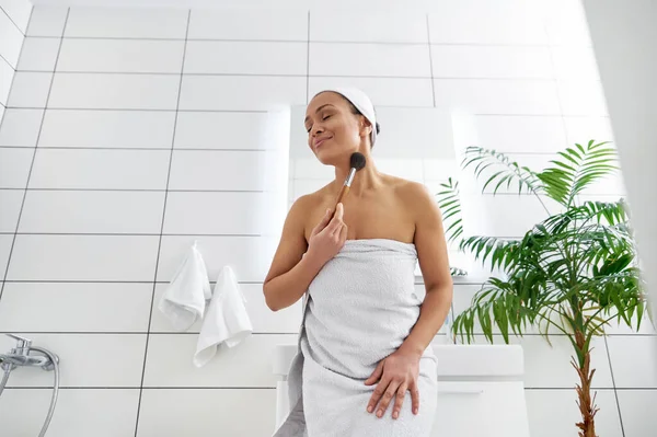 Beautiful Smiling Woman White Towel Applying Makeup Cosmetic Powder Brush — Stock fotografie