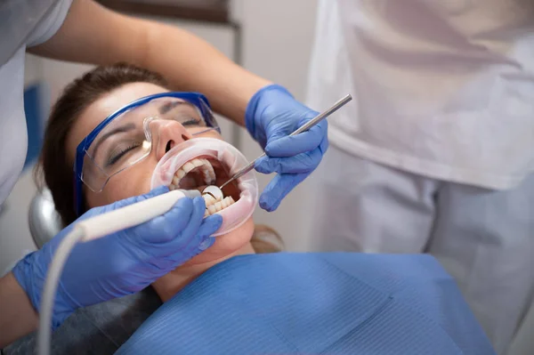 Zahnarzt Untersucht Zähne Einer Patientin Zahnarztpraxis Frau Lässt Zähne Beim — Stockfoto