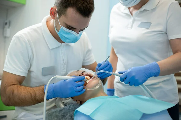 牙科医生在诊所治疗病人 保健和牙科概念 — 图库照片