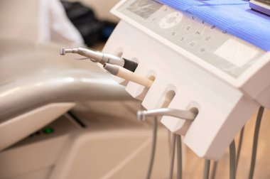 Bir dişçi ofisinde farklı diş aletleri ve aletler vardır. Diş hekimi araçları ve ekipmanları