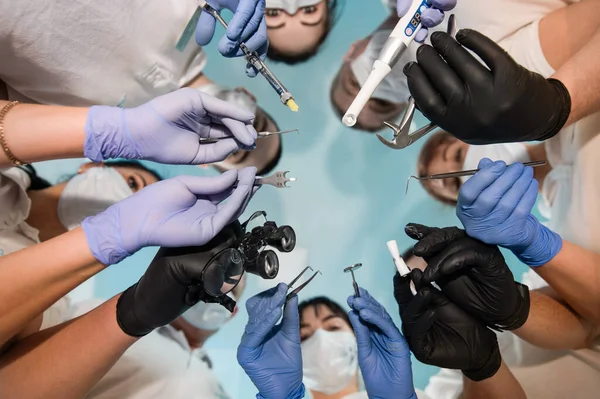 Multirassische Zahnärztin Die Einen Kreis Bildet Und Verschiedene Zahnärztliche Werkzeuge — Stockfoto