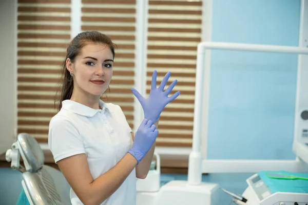 Ein Junger Zahnarzt Mit Medizinischen Schutzhandschuhen Und Blick Die Kamera — Stockfoto