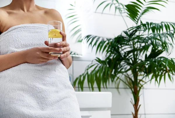 Woman Standing Front Washbassin Holding Glass Infused Water Lemon — Stock Photo, Image