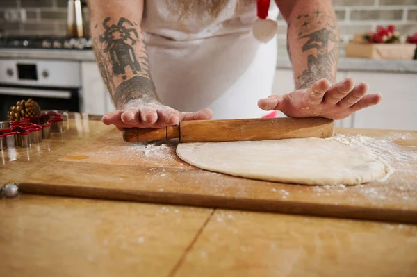 Adamın Elleri Hamuru Raptiyeyle Çeviriyor Pasta Fırın Ile Çalışmak — Stok fotoğraf