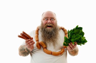 Boynunda sosis ve elinde yeşillik olan komik kilolu bir adam.