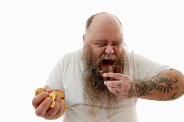 Beyaz tişörtlü, aşırı kilolu beyaz sakallı bir adam sağlıksız ama lezzetli abur cubur yiyor. Çılgınca çikolatalara bakıyorum.