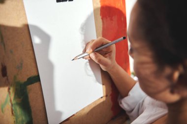 Çizen kadının açılı görüntüsü. Yakın çekim.