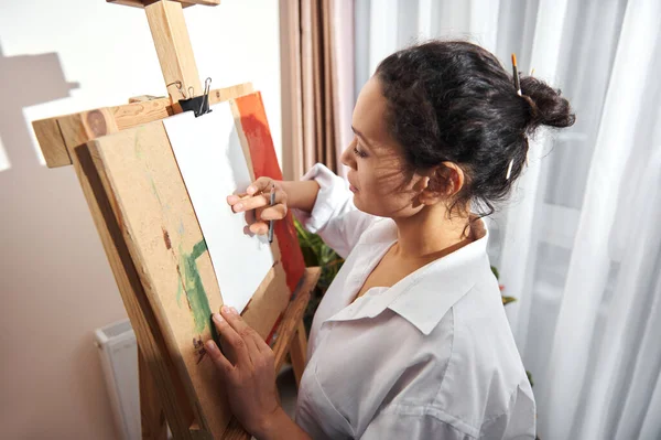 Vista Lateral Uma Artista Feminina Realizando Sombreamento Desenho Lápis Com — Fotografia de Stock